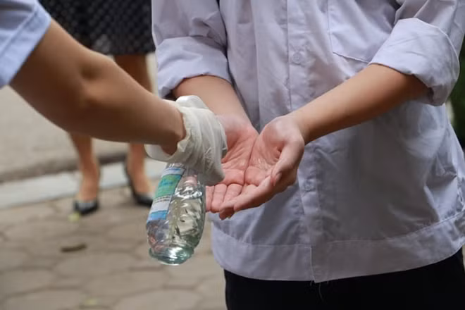 Rửa tay khử khuẩn trước khi vào trường.