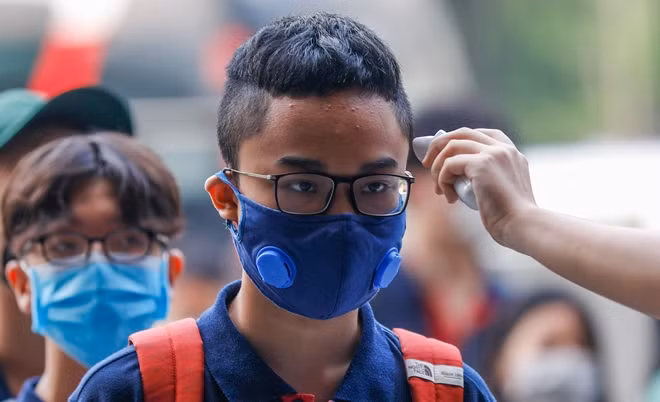 Cùng với đó, các em đều phải được đo thân nhiệt trước khi vào trường.
