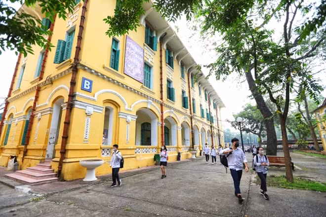 Tại điểm trường THPT Chu Văn An, các em học sinh đi học trở lại đều tuân thủ quy định đeo khẩu trang khi ra ngoài đường.