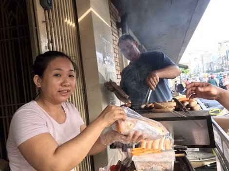Công việc bán buôn cực nhọc, nhưng nụ cười lúc nào cũng nở trên môi chị Lan Trinh.