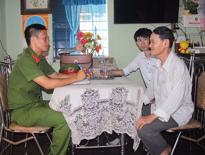 Công an phường Phú Hòa gặp gỡ, vận động người dân giữ gìn ANTT.