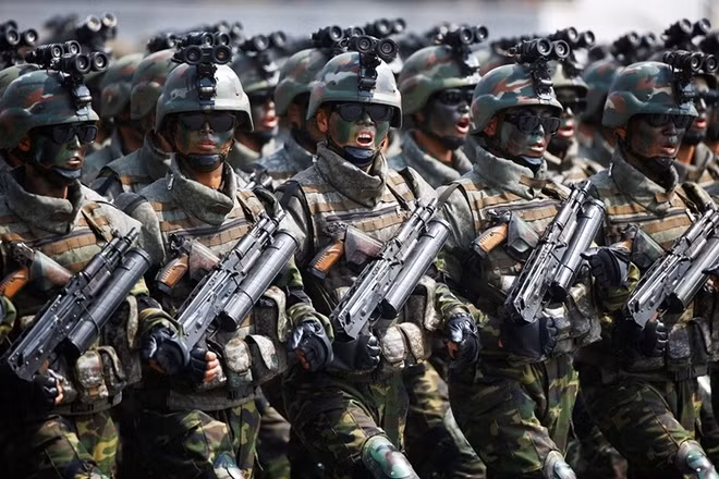 Lính Triều Tiên duyệt binh, hô to khẩu hiệu tại quảng trường Kim Nhật Thành, Bình Nhưỡng. Triều Tiên hôm nay tổ chức cuộc duyệt binh được cho là lớn nhất để kỷ niệm 105 năm ngày sinh cố lãnh đạo lập quốc Kim Nhật Thành, ông nội Kim Jong-un. Ảnh: Reuters