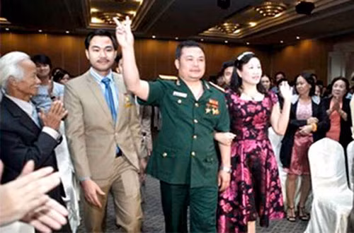 Lê Xuân Giang trong trang phục Đại tá quân đội khi tham dự các sự kiện Lê Xuân Giang trong trang phục Đại tá quân đội khi tham dự các sự kiện