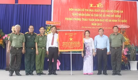 Nhân dân và cán bộ xã Phú Mỹ Hưng, huyện Củ Chi nhận Cờ Thi đua xuất sắc trong phong trào Toàn dân bảo vệ ANTQ năm 2017 của Bộ trưởng Bộ Công an.