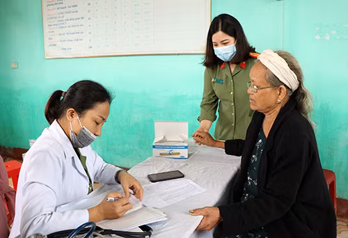 Đồng chí Trung tá Nguyễn Thanh Vân và CBCS Cục Y tế khám chữa bệnh, cấp phát thuốc miễn phí cho các gia đình chính sách, người dân có hoàn cảnh khó khăn trên địa bàn xã Trung Hải.