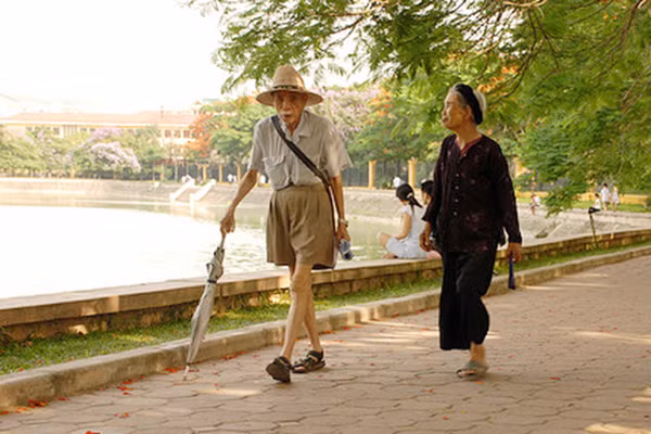 Hai cụ già thảnh thơi dạo bộ quanh công viên. Hai cụ già thảnh thơi dạo bộ quanh công viên.