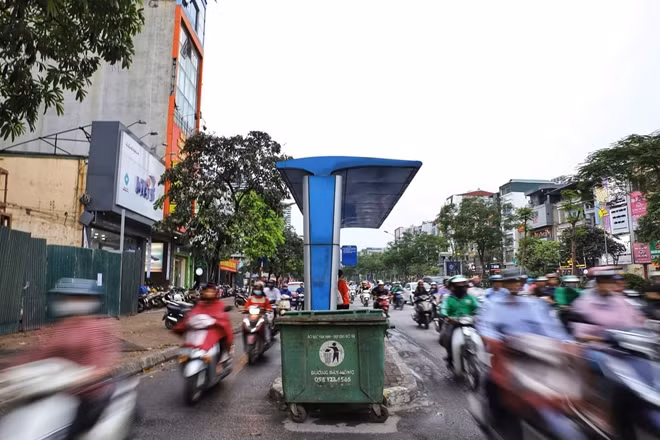 Tuy nhiên, qua nhiều năm, lượng phương tiện tham gia giao thông trên tuyến đường Xã Đàn tăng cao. Con đường rộng là thế mà hằng ngày, cứ vào giờ cao điểm, tới đoạn này lại bị ách tắc. Đặc biệt, khi xe buýt vào bến đón trả khách, lòng đường càng trở lên hẹp lại. Lòng đường quá nhỏ, mà ai cũng nóng vội muốn đi nhanh nên đã không ít lần xảy ra các vụ tai nạn va quệt gây mất trật tự an toàn giao thông.
