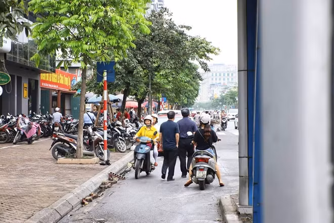Rời xe buýt là phải đối diện với xe máy để có thể di chuyển lên vỉa hè.