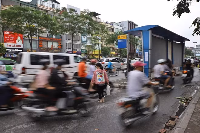 Bạn Trang sống ở khu vực này, một người thường xuyên đi lại bằng xe buýt luôn cảm thấy lo lắng khi di chuyển vào nhà chờ xe buýt này bởi khoảng cách từ vỉa hè ra bến tới hơn 2 mét, lại nằm giữa đường, nên không hiếm cảnh người đi bộ phải liều mình giữa vòng vây của xe máy.