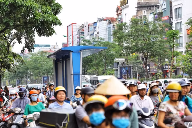 Giờ cao điểm trên đường Xã Đàn vào chiều 31-5, trạm xe buýt như "ốc đảo", bị vây kín giữa hàng trăm phương tiện. Mỗi lần như vậy, những người muốn di chuyển từ trạm xe buýt vào vỉa hè là rất nguy hiểm. Đã có nhiều vụ tai nạn xảy ra giữa người đi xe máy và người đi từ trạm xe buýt vào vỉa hè.