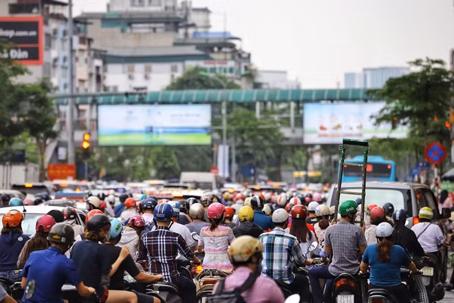 Giao thông ùn tắc trên tuyến đường Xã Đàn vào giờ cao điểm hàng ngày.