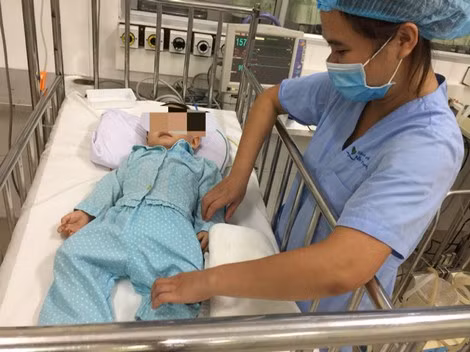 Bé T.T.A đang điều trị tại Bệnh viện Nhi Trung ương.