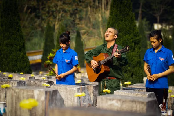 Hình ảnh cựu chiến binh, nhạc sĩ Trương Quý Hải hát vang ca khúc Về đây đồng đội ơi và Hát cho người còn sống tại nghĩa trang Quốc gia Vị Xuyên (Hà Giang). Ảnh: Nguyễn Khánh, Báo Tuổi trẻ.