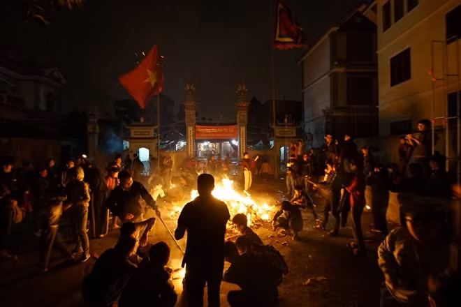 Theo các cụ cao niên trong lạng, quan niệm xưa lễ hội này không chỉ mang lại may mắn cho mọi người mà cả năm gia đình sẽ thuận buồm xuôi gió. Người lớn xin lửa để làm ăn phát đạt, người già có sức khỏe, trẻ em thông minh, học giỏi hơn.