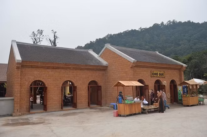 Không chỉ lạc vào không gian kiến trúc, khi đến “làng Nương”, du khách còn được thưởng thức các sản vật địa phương của tỉnh Quảng Ninh như bánh chưng nếp cẩm, bánh gio, nem chua…