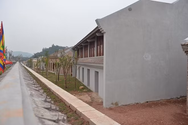 Những dãy nhà với kiến trúc độc đáo thu hút rất đông du khách thăm quan.