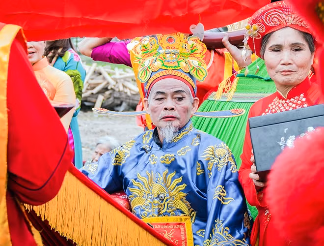 Đi sau kiệu vua là quan Tán lý, một trong 4 vị "quan" ngồi võng tham gia lễ rước. Người đóng vai này phải có gia cảnh hạnh phúc, được dân làng tuyển chọn từ cách đây vài tháng.