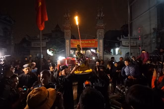 Đúng 21h, các cục cao niên tiến hành làm lễ, sau đó cụ chủ tế của buổi lễ và cũng là người duy nhất được vào trong hậu cung để lấy lửa ra chuẩn bị tán lộc cho dân làng.
