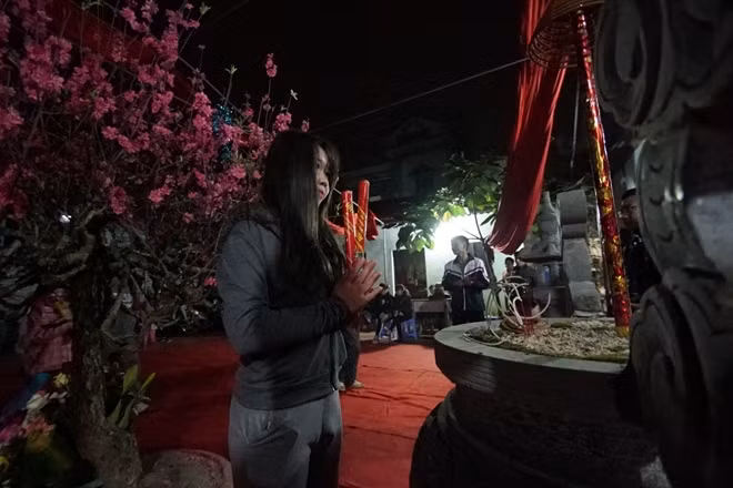 Sự háo hức mong chờ ngọn lửa may mắn của cô gái trẻ.