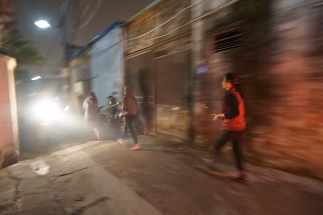 Ngay sau khi ngọn lửa được châm vào bó ngang, người dân phải chạy thật nhanh về nhà và không được để lửa tắt để cắm lên ban thờ gia đình.