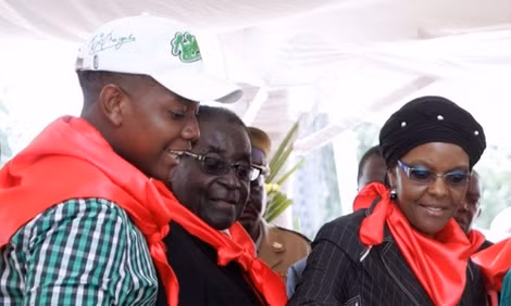 Tổng thống Robert Mugabe, phu nhân Grace và con trai Chatunga. Tổng thống Robert Mugabe, phu nhân Grace và con trai Chatunga.