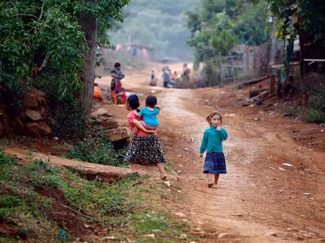 Chiều về, trẻ em đổ ra đường sau một ngày đi rừng kiếm ăn. Chiều về, trẻ em đổ ra đường sau một ngày đi rừng kiếm ăn.