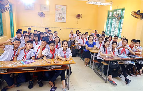 Cô giáo Hương cùng các học trò của mình trong một giờ giảng bài trên lớp