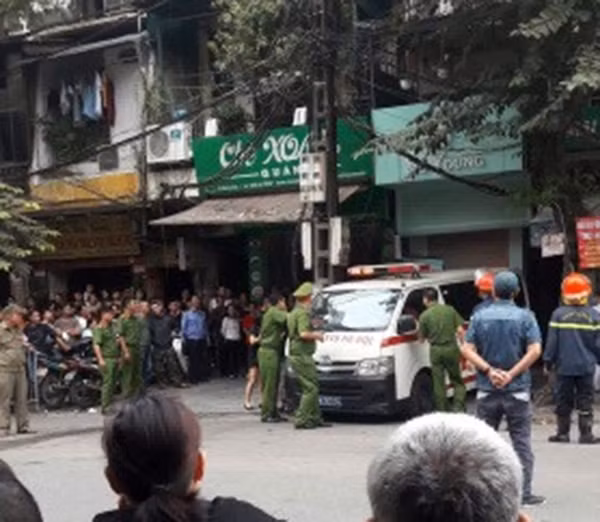 Xe cứu thương túc trực đưa nạn nhân vụ cháy đi cấp cứu.