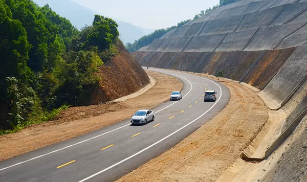 Một đoạn đường thuộc dự án cao tốc Cam Lộ-La Sơn.
