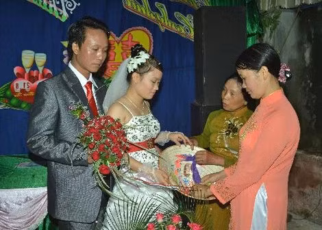 Dù xã hội ngày càng phát triển, nhưng tục lệ cưới hỏi ở Bồng Lai vẫn giữ được nét đẹp truyền thống. Dù xã hội ngày càng phát triển, nhưng tục lệ cưới hỏi ở Bồng Lai vẫn giữ được nét đẹp truyền thống.
