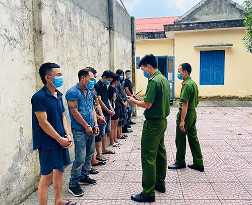8 đối tượng tổ chức sử dụng ma túy bị tạm giữ tại Công an huyện Hà Trung 8 đối tượng tổ chức sử dụng ma túy bị tạm giữ tại Công an huyện Hà Trung
