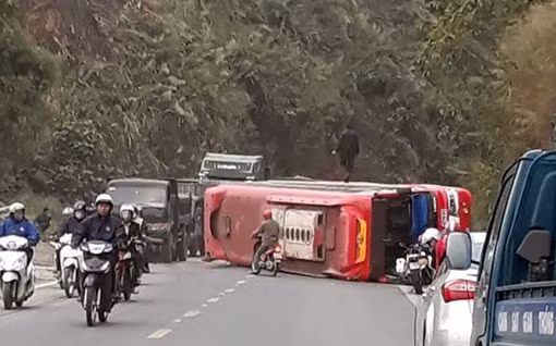 Xe khách mất lái lật nghiêng giữa dốc Cun