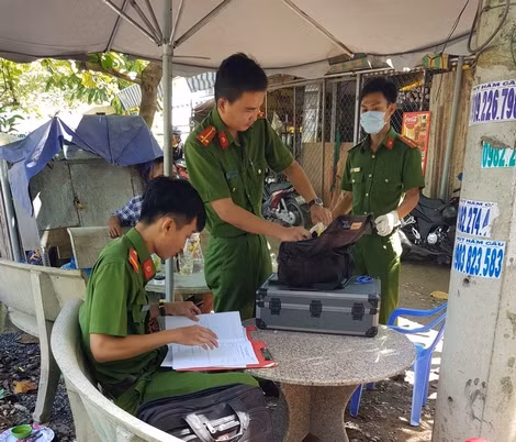 Cán bộ Cảnh sát kỹ thuật hình sự khám nghiệm hiện trường. Cán bộ Cảnh sát kỹ thuật hình sự khám nghiệm hiện trường.