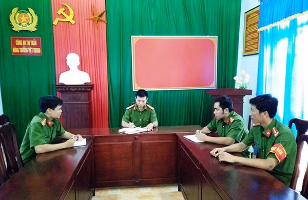 Cán bộ, chiến sỹ Công an thị trấn Nông trường Việt Trung họp triển khai công tác đầu tuần.