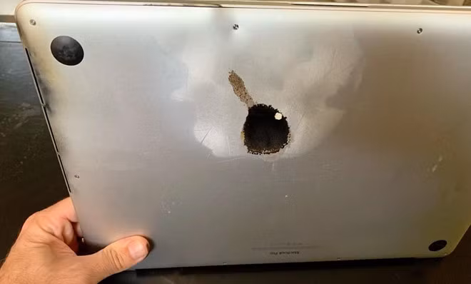 Một chiếc MacBook Pro 15-inch bị nổ do lỗi pin.