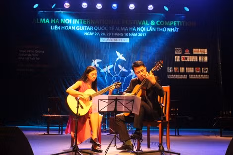 Anh vừa là trưởng ban tổ chức, vừa là nghệ sĩ chơi đàn của festival. Anh vừa là trưởng ban tổ chức, vừa là nghệ sĩ chơi đàn của festival.