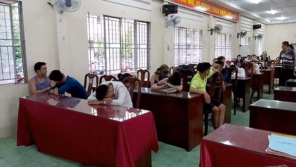 Nhóm nam nữ thanh thiếu niên tại cơ quan công an.
