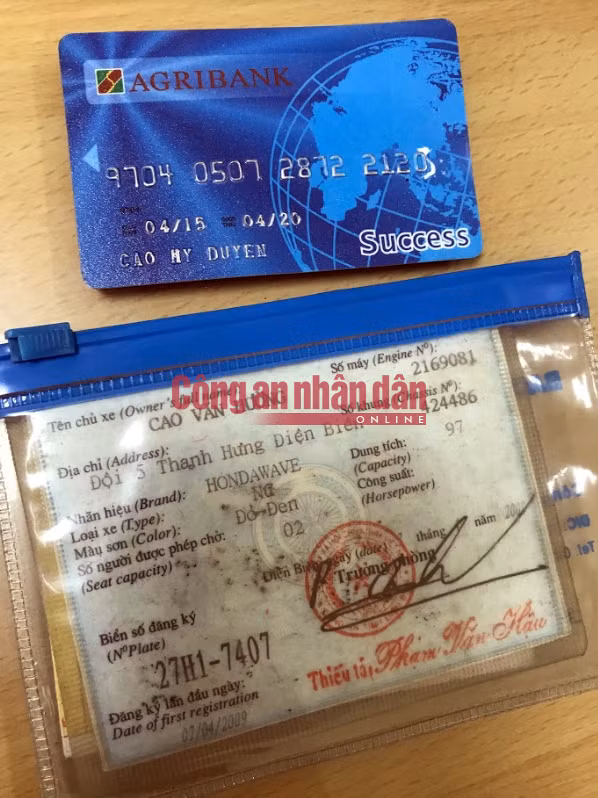 Thẻ ATM và Đăng ký xe của nạn nhân được cơ quan điều tra thu giữ trong cặp của Vương Văn Hùng