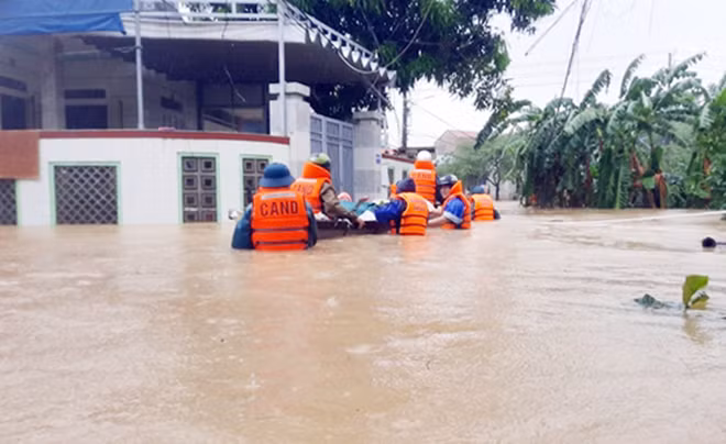 Bao nhiêu ngày mưa lũ là bấy nhiêu ngày, rất nhiều cán bộ, chiến sỹ Công an không về đơn vị, không về nhà, cắm chốt ở các điểm lũ để làm nhiệm vụ. Bất kể ngày hay đêm, nhận được tiếng kêu gọi giúp đỡ từ người dân là các chiến sĩ Công an lập tức có mặt, tận tụy, ân cần cõng người già, trẻ em, rồi lăn xả cứu hàng, gia cố nhà cửa, không nề hà gian khó.