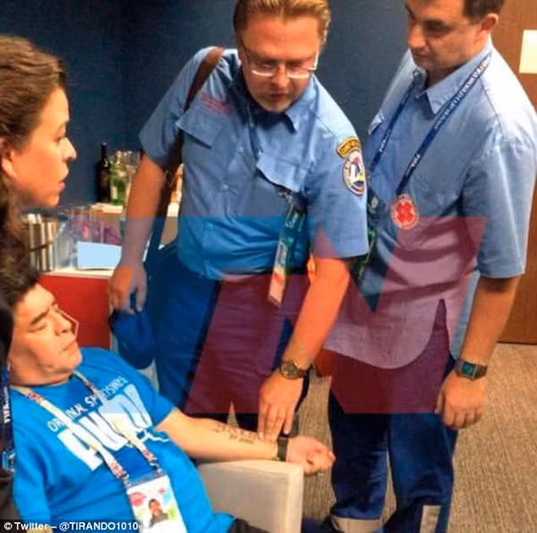 Đội ngũ y tế chăm sóc cho Maradona