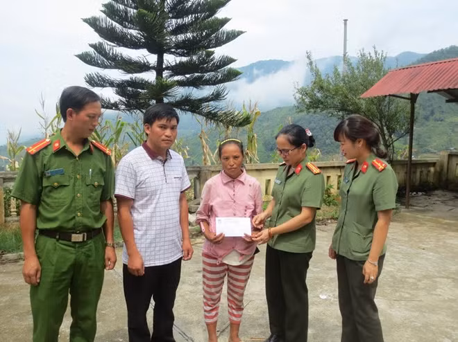 Đại diện Báo CAND thăm hỏi, sẻ chia mất mát với gia đình chị Chảo Mán Mẩy