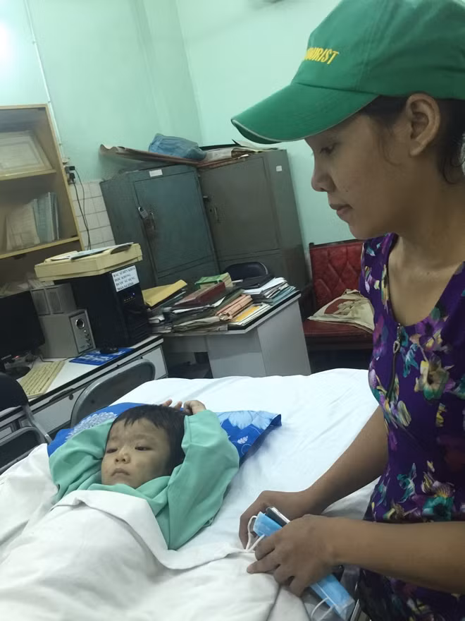 Bà mẹ Sơn Thị Sa H.nhìn con đau đớn trong ân hận vì hành vi cả giận mất khôn của mình.