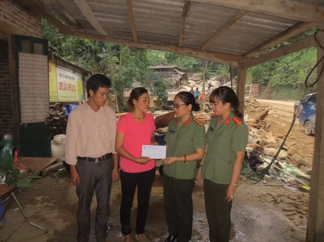 Đại diện Báo CAND thăm hỏi, sẻ chia mất mát với gia đình anh Vàng Văn Quynh