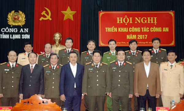 Thứ trưởng Bùi Văn Thành, đồng chí Trần Sỹ Thanh và các đại biểu tại Hội nghị.