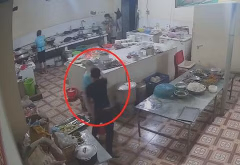 Hình ảnh cắt từ clip chị Nh bị đối tượng áo phông đen tạt axit