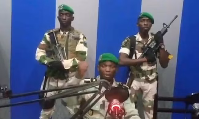 Trung úy Kelly Ondo Obiang xuất hiện trên Đài phát thanh quốc gia.