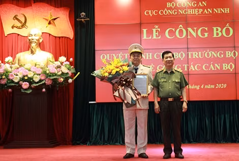 Trao quyết định bổ nhiệm Cục trưởng Cục Công nghiệp An ninh
