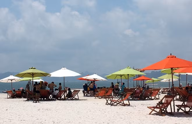 Du khách đổ về đây vào nhiều thời điểm trong ngày, tranh thủ tận hưởng khí hậu biển khoáng đạt…