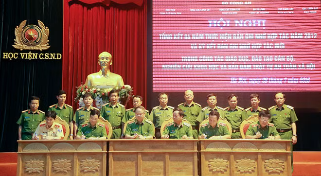 Thứ trưởng Phạm Dũng và các đại biểu chứng kiến lễ ký kết bản ghi nhớ hợp tác.