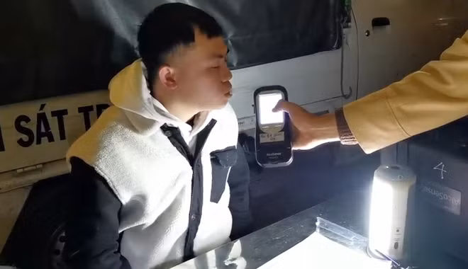 Tài xế Khánh thực hiện việc thổi nồng độ cồn.
